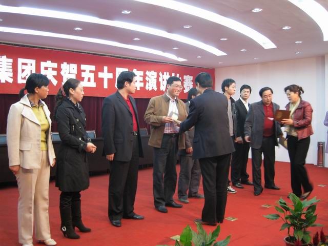 市總工會(huì)領(lǐng)導(dǎo)為獲獎(jiǎng)選手頒獎(jiǎng)
